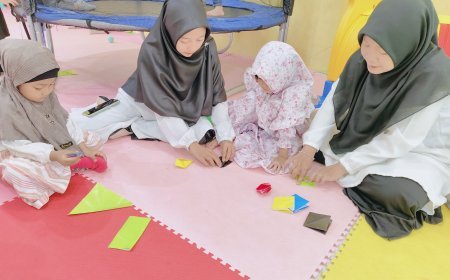 Melatih Kreativitas Sejak Dini: Santri TK Akhlak Cendekia Muslim Asyik Membuat Kerajinan dari Kertas Origami