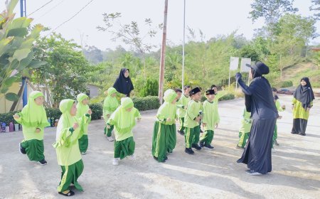 Santri SD Akhlak Cendekia Muslim Sijunjung Ceria Ikuti Pelajaran Olahraga di Lapangan Sekolah