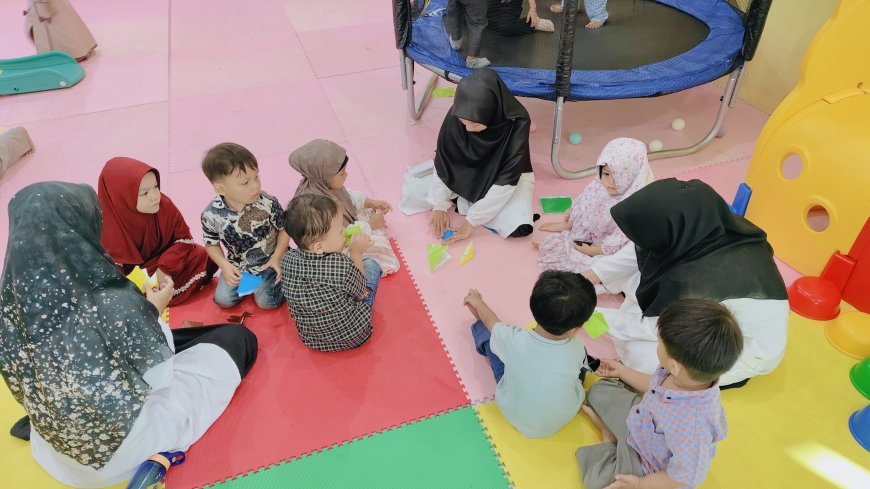 Melatih Kreativitas Sejak Dini: Santri TK Akhlak Cendekia Muslim Asyik Membuat Kerajinan dari Kertas Origami