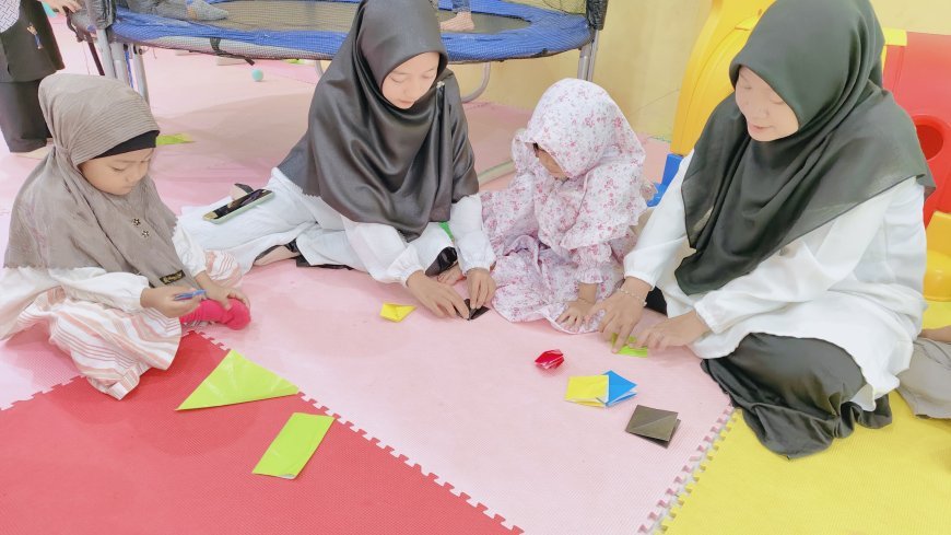 Melatih Kreativitas Sejak Dini: Santri TK Akhlak Cendekia Muslim Asyik Membuat Kerajinan dari Kertas Origami
