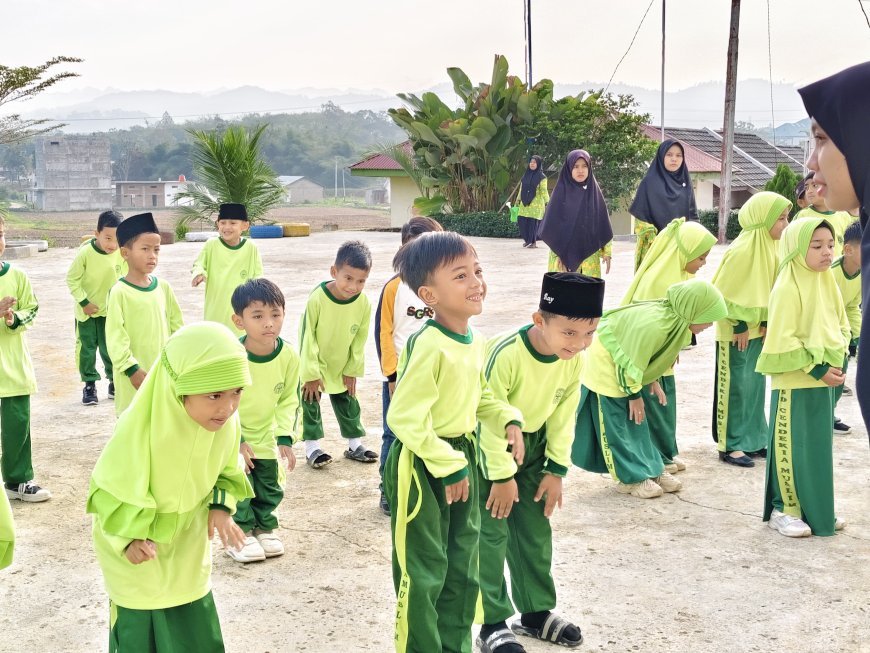 Kamis Ceria Bersama Senam Pagi Santri Akhlak Cendekia Muslim