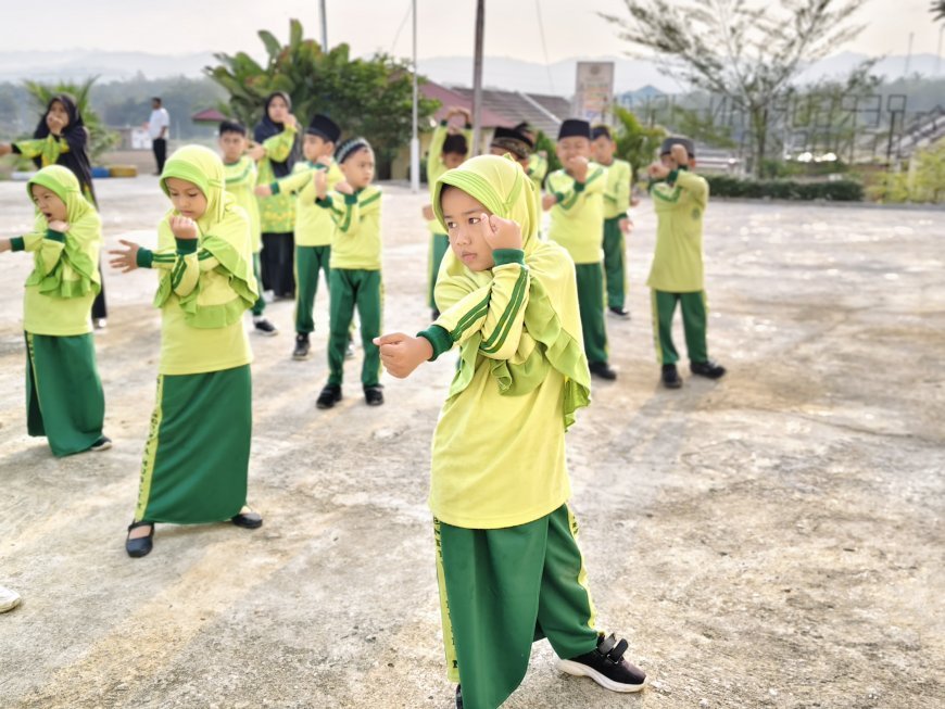 Kamis Ceria Bersama Senam Pagi Santri Akhlak Cendekia Muslim