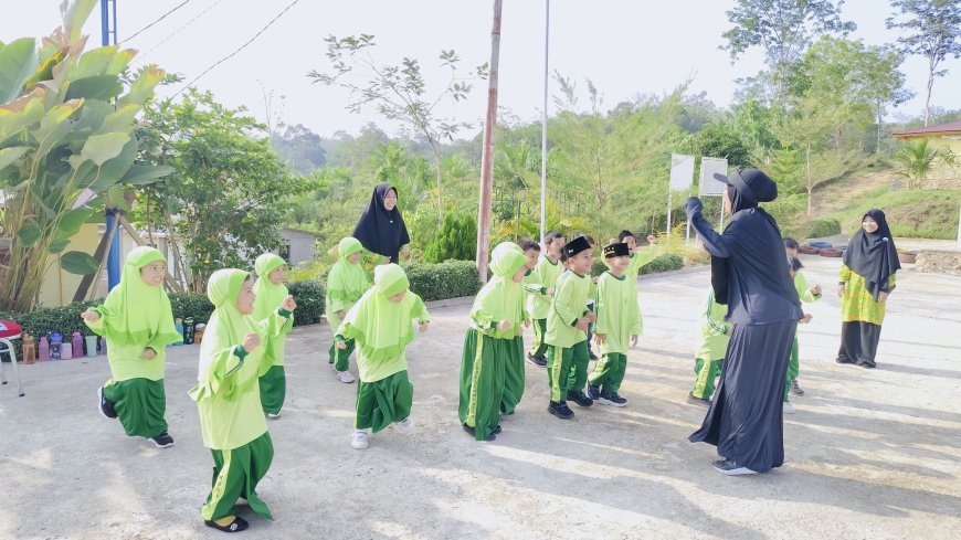Santri SD Akhlak Cendekia Muslim Sijunjung Ceria Ikuti Pelajaran Olahraga di Lapangan Sekolah