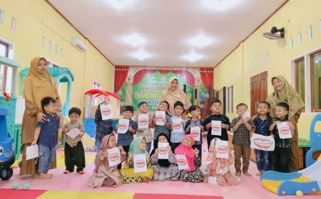 Asah Kreativitas Santri TK Akhlak Cendekia Muslim Lewat Kegiatan Menempel Kapas