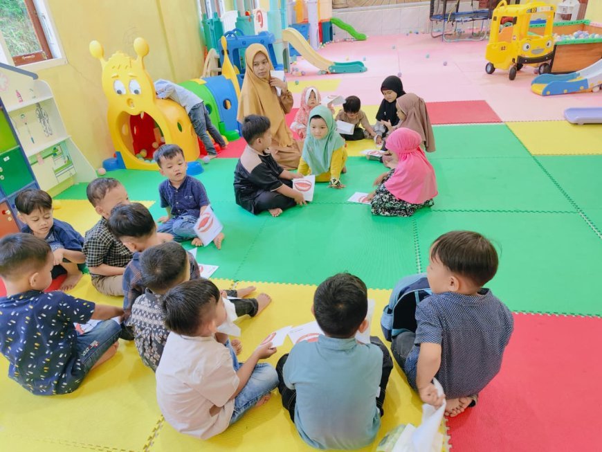 Asah Kreativitas Santri TK Akhlak Cendekia Muslim Lewat Kegiatan Menempel Kapas