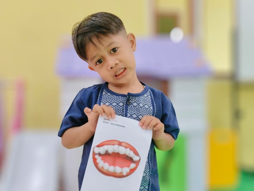 Asah Kreativitas Santri TK Akhlak Cendekia Muslim Lewat Kegiatan Menempel Kapas